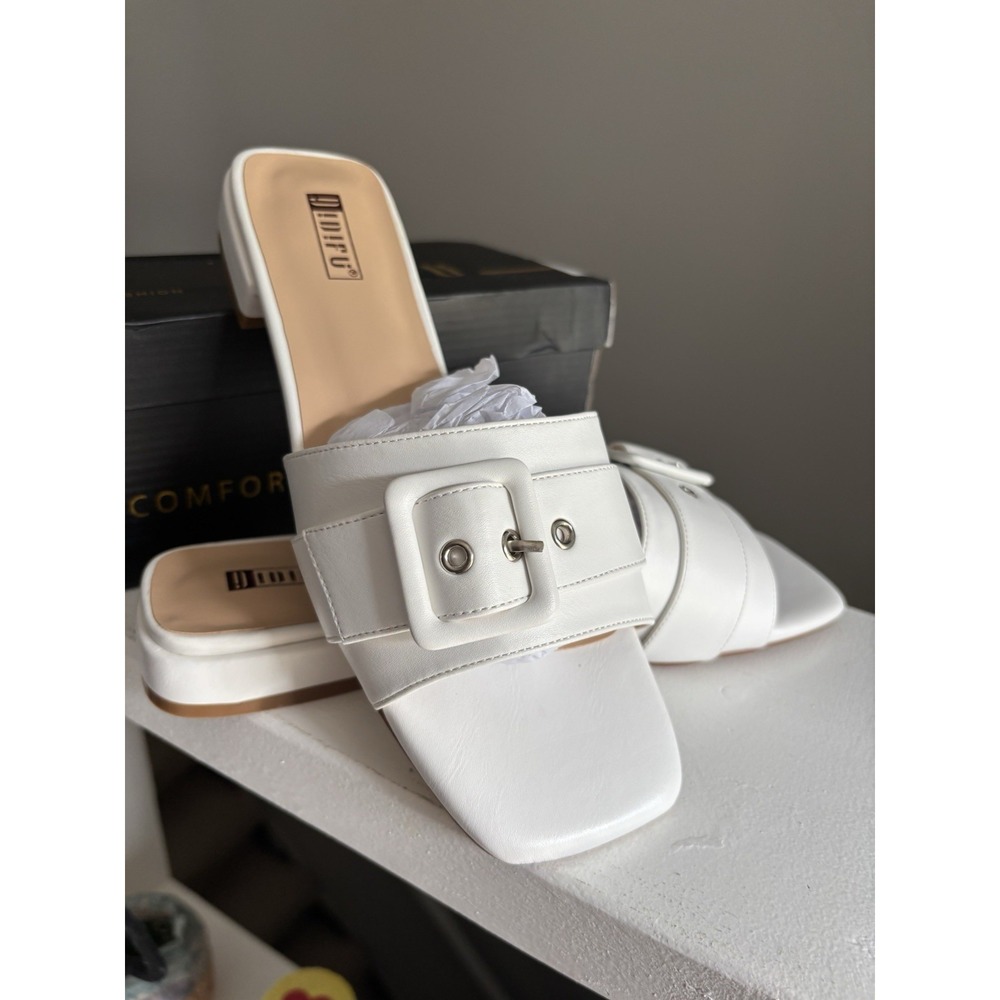 White women's flat‎ sandal with buckle size 7.5 Classic Summer Resort Travel